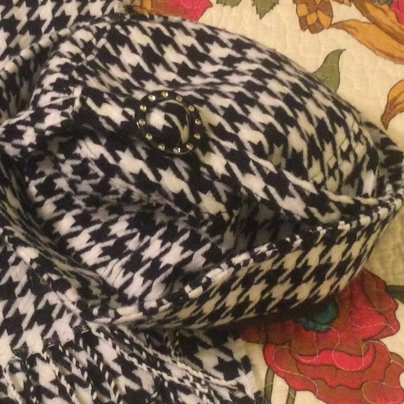 100% cashmere scarf, 66.5” x 12”.  Matching hat with decorative band and buckle. - Picture 3 of 6